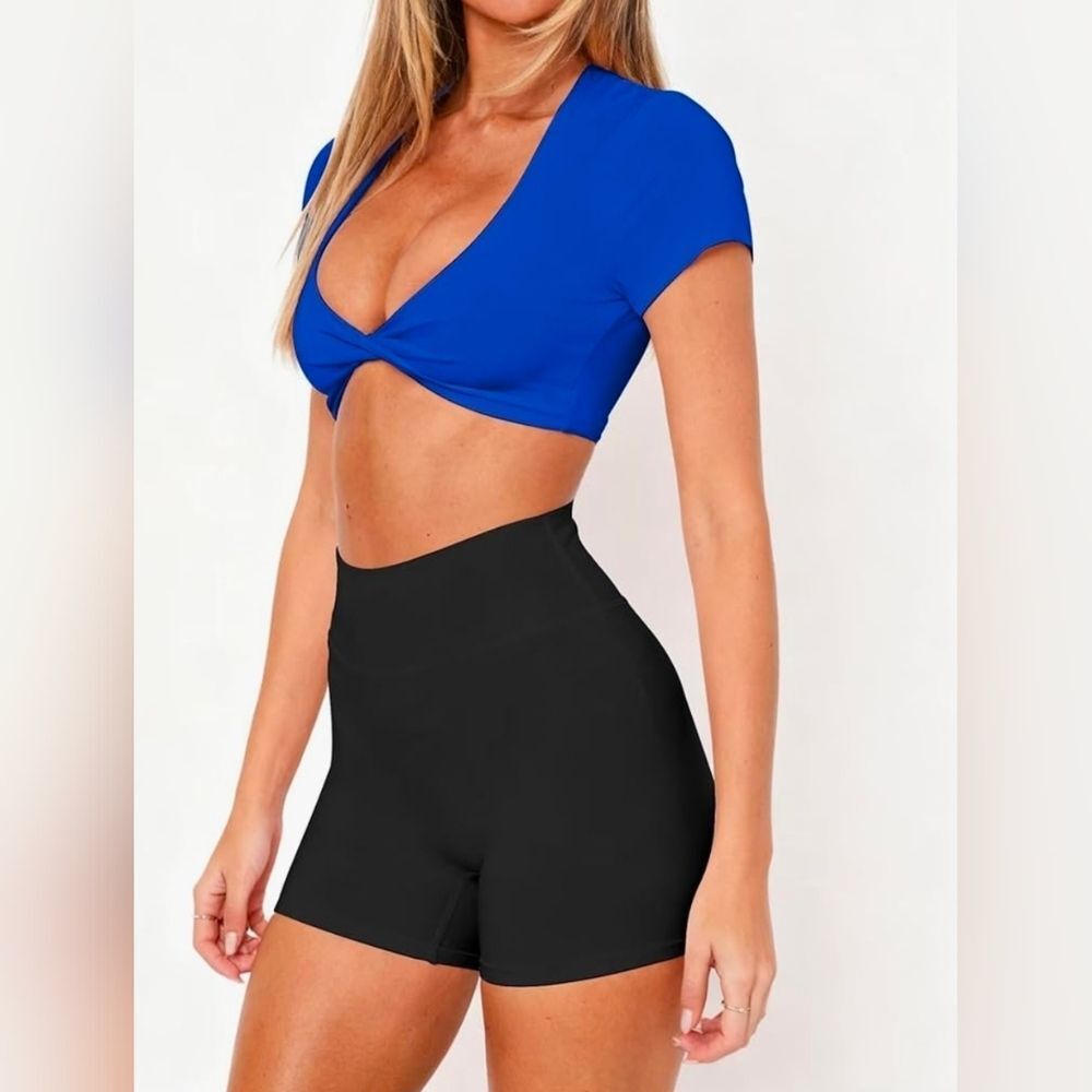 💬🔸️NWT Blue Twist Deep Vneck Cropped Short Sleeve Top Medium